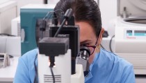 Científicos diseñan unas ‘tijeras moleculares’ que frenan la infección del VIH