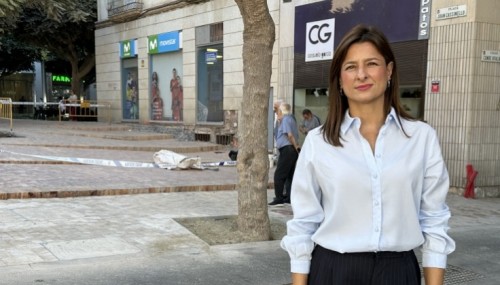 La plaza del Educador de Almería, precintada por las caídas de peatones