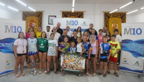 La jugadora de balonmano Carmen Martín inspira a los jugadores de Carboneras con el programa Mentor 10