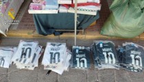 Intervienen más de 1.250 prendas de ropa falsificada en Adra