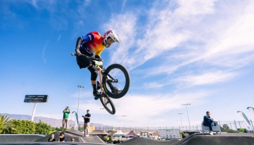 Cerca de cien deportistas participan en el Campeonato de Andalucía de Pumptrack en Huércal de Almería