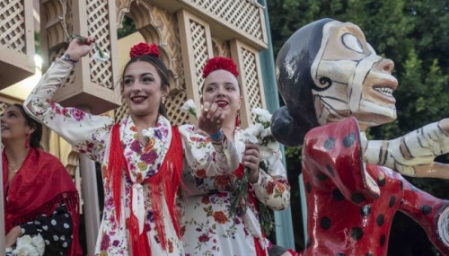 Almería lanza 30.000 claveles en una Batalla de Flores llena de tradición