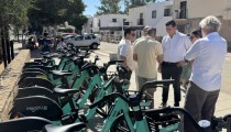 Níjar pone en marcha el servicio de alquiler de bicis eléctricas en la costa