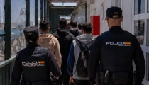 La Polic&iacute;a Nacional detiene en Almer&iacute;a al patr&oacute;n de una patera con nueve migrantes