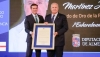 El doctor Francisco Jos&eacute; Mart&iacute;nez Amo recibe el Escudo de Oro de la Provincia