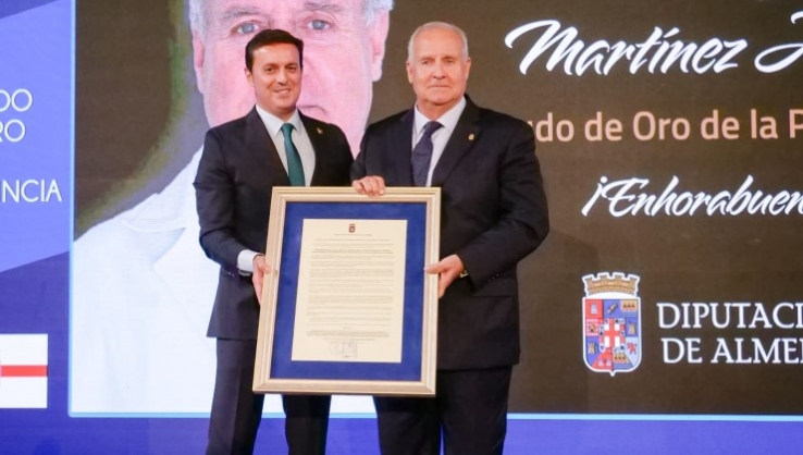 El doctor Francisco Jos&eacute; Mart&iacute;nez Amo recibe el Escudo de Oro de la Provincia