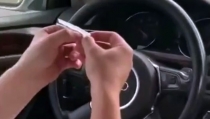 Graban a un conductor li&aacute;ndose un cigarro mientras conduce con las rodillas