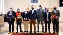 Fern&aacute;ndez-Pacheco entrega las credenciales a los emisarios de los Reyes Magos