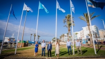 Las seis Banderas Azules ya ondean este verano en las playas de Roquetas de Mar