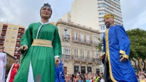 La Batalla de Flores reparte 20.000 claveles, con dos pasacalles, m&uacute;sica y alegr&iacute;a