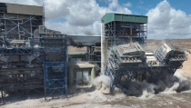 El desmantelamiento de la central t&eacute;rmica de Carboneras avanza con la voladura de una de las desnitrificadoras