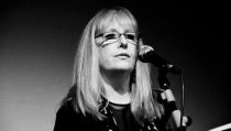 La escritora Carmen Canet presenta el libro de aforismos 'Monodosis' en Almer&iacute;a