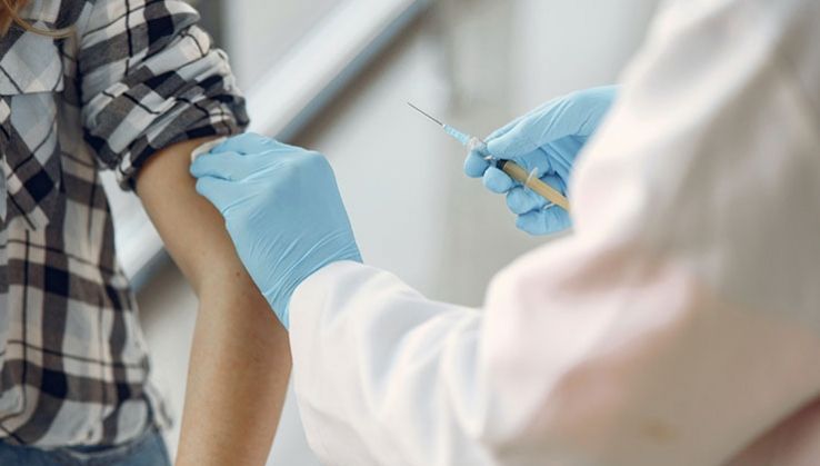 Andaluc&iacute;a paraliza dos semanas la vacunaci&oacute;n de 123.210 dosis de AstraZeneca
