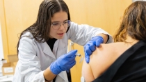 Comienza la vacunaci&oacute;n contra la gripe y la covid-19 para mayores de 70 a&ntilde;os