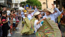 Los almerienses salen al encuentro de la tradicional Batalla de Flores