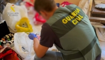 Incautan m&aacute;s de 1.100 objetos y prendas textiles falsificadas en Roquetas de Mar