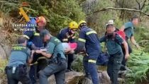 La Guardia Civil auxilia a un senderista herido en el Barranco de los Infiernos