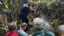 Rescatan a una mujer atrapada en su veh&iacute;culo tras caer por un barranco