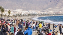 Miles de personas celebran las tradicionales Moragas en Roquetas de Mar
