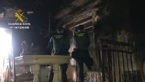 Rescatan a dos personas atrapadas por un incendio en su vivienda de Berja
