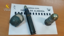La Guardia Civil recupera dos granadas de mano y otras armas en Fond&oacute;n