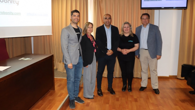 Empresas de digitalizaci&oacute;n en el campo muestran su trabajo a estudiantes de la UAL