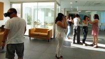 La asociaci&oacute;n Verdiblanca ensaya con profesionales el simulador de realidad virtual laboral