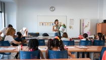 La Escuela de Verano de los Centros de la Mujer ense&ntilde;a a los ni&ntilde;os a reciclar vidrio