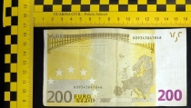 Un detenido y un investigado por pagar con billetes falsos de 200 euros en Moj&aacute;car
