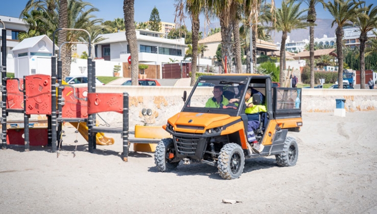 Roquetas de Mar pone a punto sus playas de cara a la Semana Santa