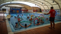 Abiertas las inscripciones para los cursos de verano de la piscina de V&iacute;car