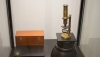El Museo de Almer&iacute;a exhibe un microscopio de principios del siglo XX