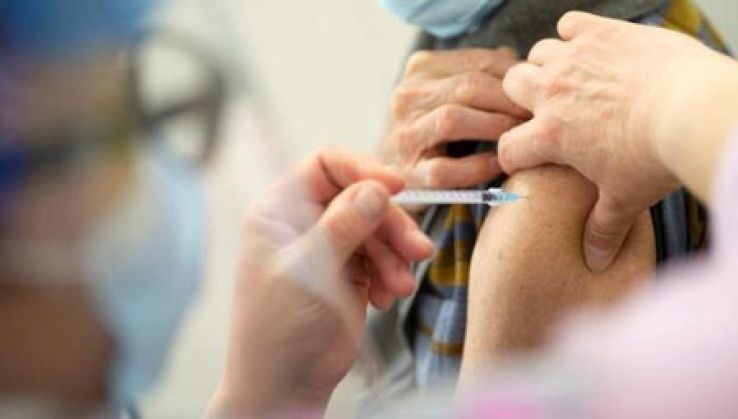 Salud vacuna con AstraZeneca a los menores de 60 que recibieron una dosis