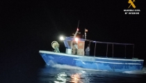 Cuatro detenidos por llevar inmigrantes en un pesquero hasta la Playa de los Muertos