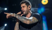 Melendi recarga con buenas vibraciones a los 8.000 seguidores en su concierto