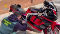 Detienen a los dos autores del robo de una moto en Roquetas de Mar