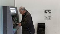 Andaluc&iacute;a llega a un acuerdo con siete entidades bancarias para mejorar la atenci&oacute;n a los mayores