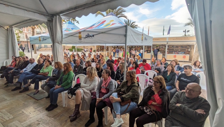 La escritora Megan Maxwell participa en la II Feria del Libro de Albox