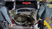 Detienen a un conductor con el maletero cargado de bolsas de marihuana