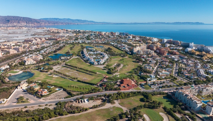 Roquetas de Mar lidera el turismo en la provincia en julio y se sit&uacute;a en el top 5 de Andaluc&iacute;a