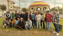 J&oacute;venes de Asprodesa y alumnos de la Escuela Agraria plantan 200 &aacute;rboles en V&iacute;car
