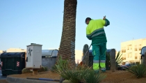 Carboneras adjudica el nuevo contrato de limpieza de v&iacute;as, parques, jardines y playas