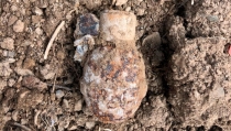 Encuentra una antigua granada militar mientras araba en su huerto de Chirivel