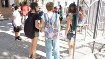 La mascarilla deja de ser obligatoria en los patios de centros escolares andaluces
