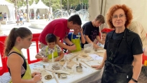 Ni&ntilde;os y mayores aprenden el oficio de la artesan&iacute;a del barrio en Alfaralmer&iacute;a