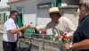 La Mesa del Tren recibe a los viajeros de Madrid con claveles y m&uacute;sica