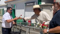 La Mesa del Tren recibe a los viajeros de Madrid con claveles y m&uacute;sica