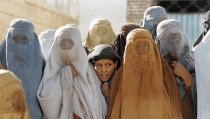 Esperando ayuda humanitaria, Kabul, Afganist&aacute;n, 1996.
