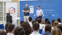 Pedro Garc&iacute;a Aguado explica 'El reto de educar hoy' a escolares almerienses