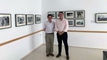 Juan Blas Mart&iacute;nez, con el diputado de Turismo, Fernando Gim&eacute;nez, en la exposici&oacute;n 'La linterna m&aacute;gica' de Manuel Falces, en Alcudia.
